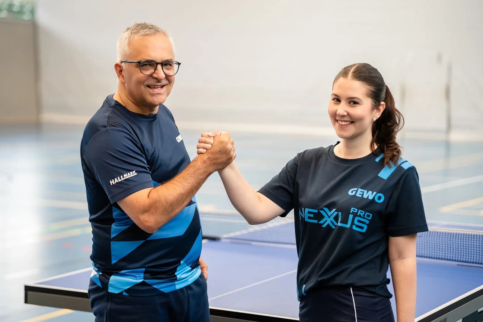 Sejla und Mirsad beim gemeinsamen Handschlag am Tischtennistisch